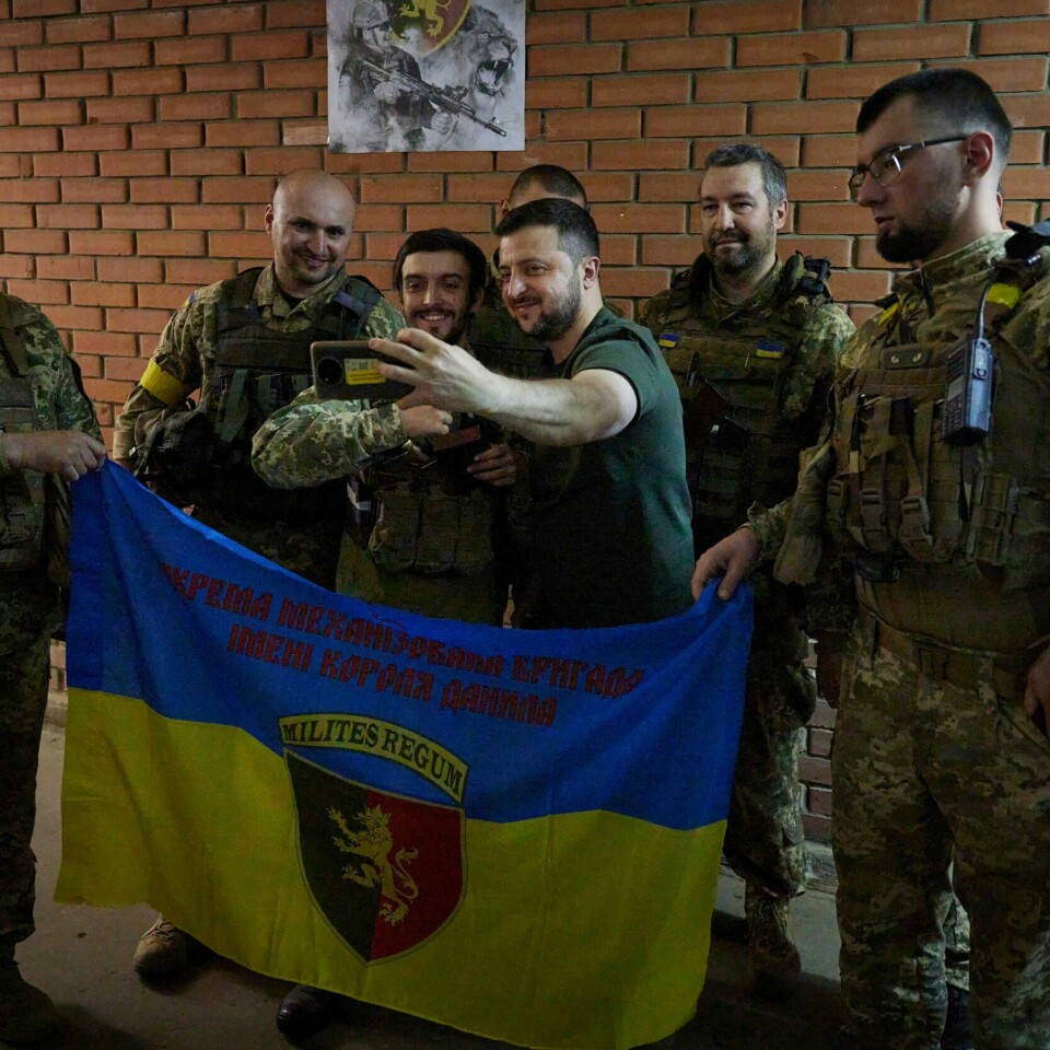 PRESIDENT: Volodymyr Zelenskyj (midten) er president i Ukraina. Han tror på seier i år. Bildet viser Ukrainas president Volodymyr Zelenskyj (midten) sammen med soldater nær fronten i Donetsk i fjor sommer. Arkivfoto: Ukrainas presidentkontor / AP / NTB