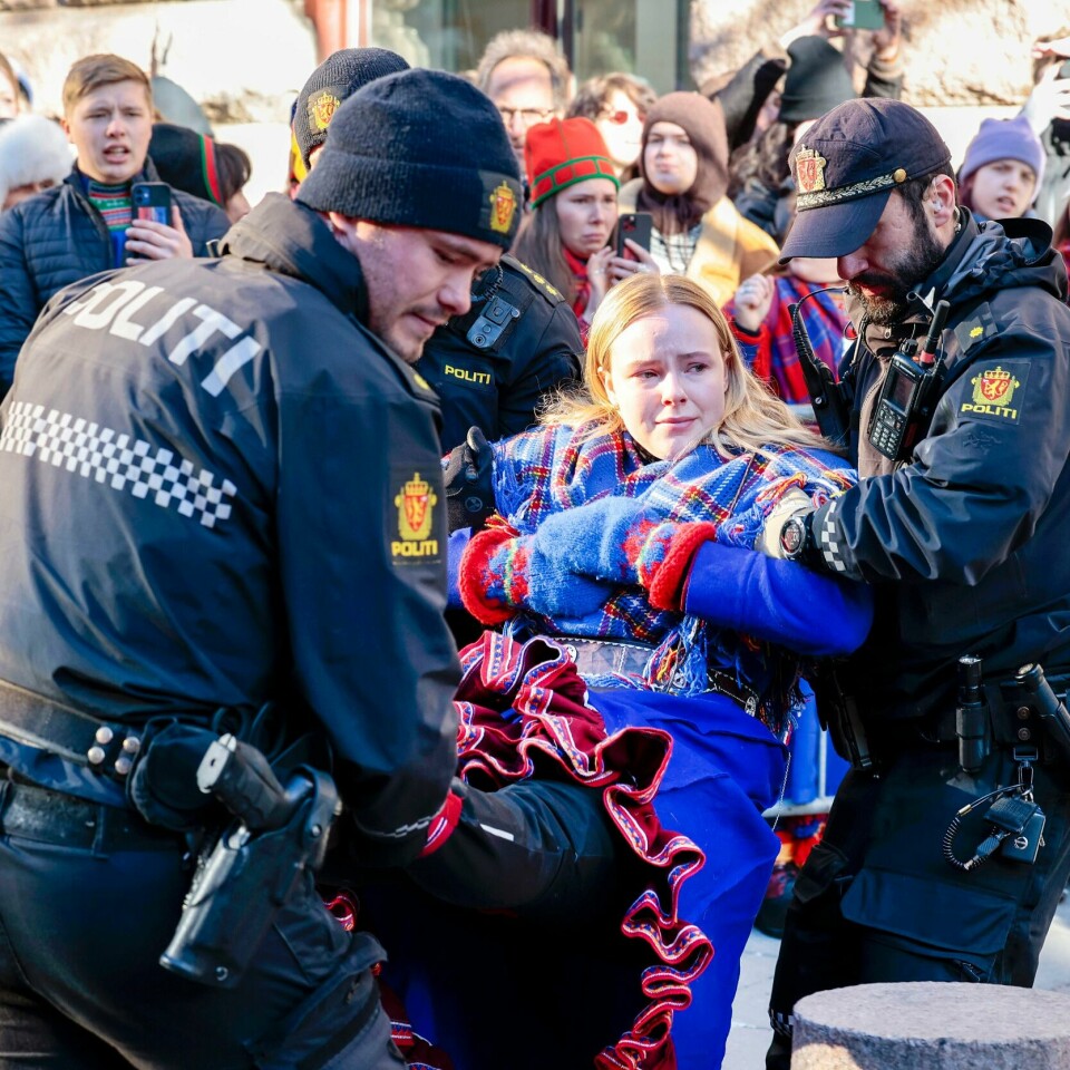 FJERNET: Politiet tar bort aktivister fra departementer torsdag. Ella Marie Hætta Isaksen gråter. Artisten står til venstre i bildet. Bildet viser at politiet pågriper aktivister.