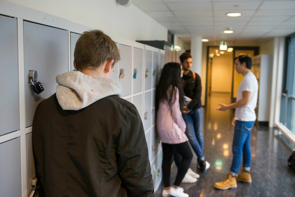 UNGDOM: Én av ti elever sier de ikke har noen å være med når det er pauser på skolen. Én av fem gruer seg til å gå på skolen. Én av ti elever sier de ikke har noen å være med i undervisningspauser på skolen. Én av fem gruer seg til å gå på skolen. Illustrasjonsfoto: Thomas Brun / NTB