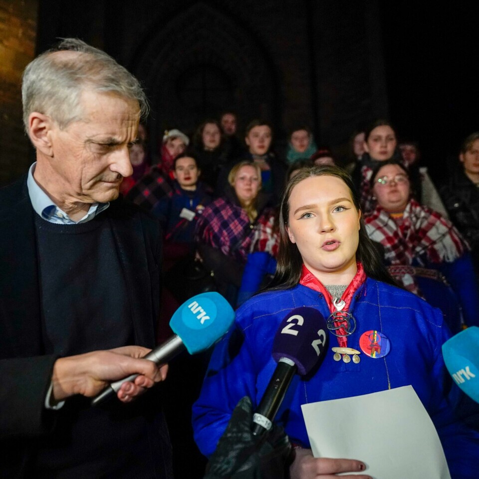 MØTE: Statsminister Jonas Gahr Støre møtte Fosen-aksjonister. Her sammen med Elle Nystad. Bildet viser statsminister Jonas Gahr Støre og aksjonist Elle Nystad etter møtet torsdag kveld. Foto: Håkon Mosvold Larsen / NTB
