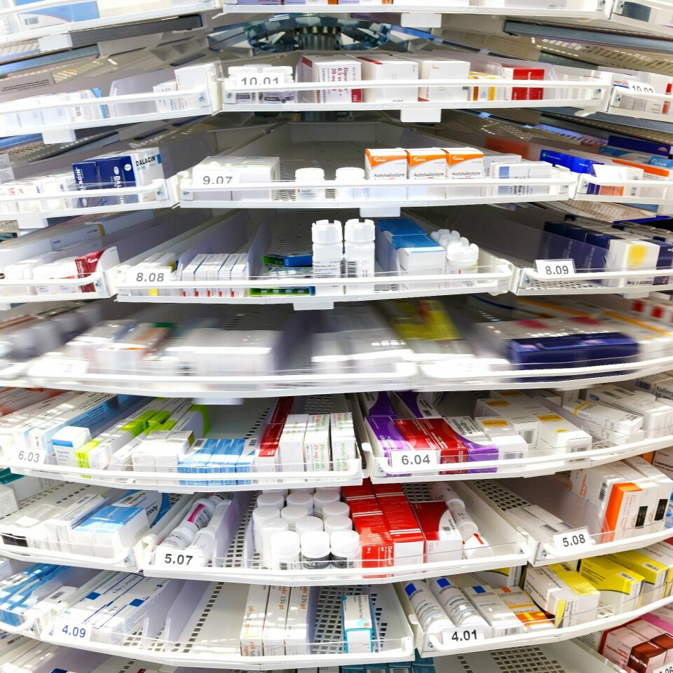 MEDISIN: Eldre mennesker bruker mer medisiner de får på resept enn yngre. Bildet viser medisiner i et apotek. Eldre mennesker bruker mer medisiner de får på resept enn yngre.