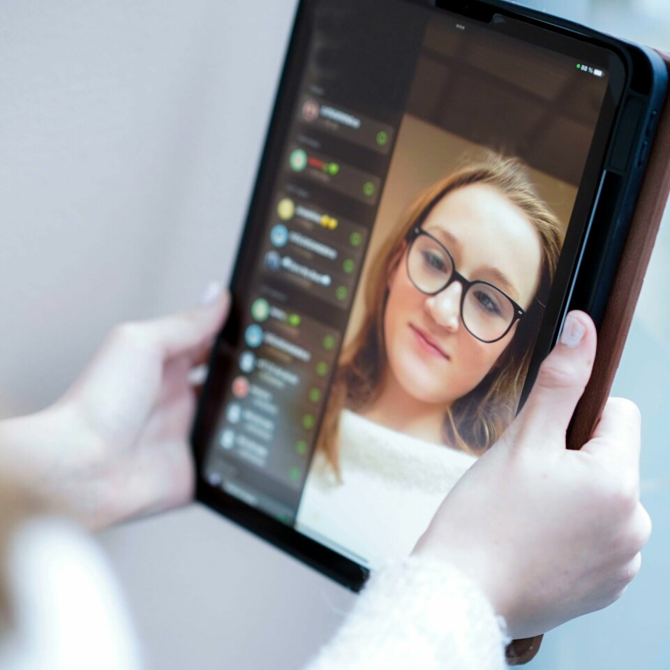 NETTBRETT: Regjeringen vil gjøre det tryggere å kjøpe elektronikk. Bildet viser ei ung jente som ser på et nettbrett.