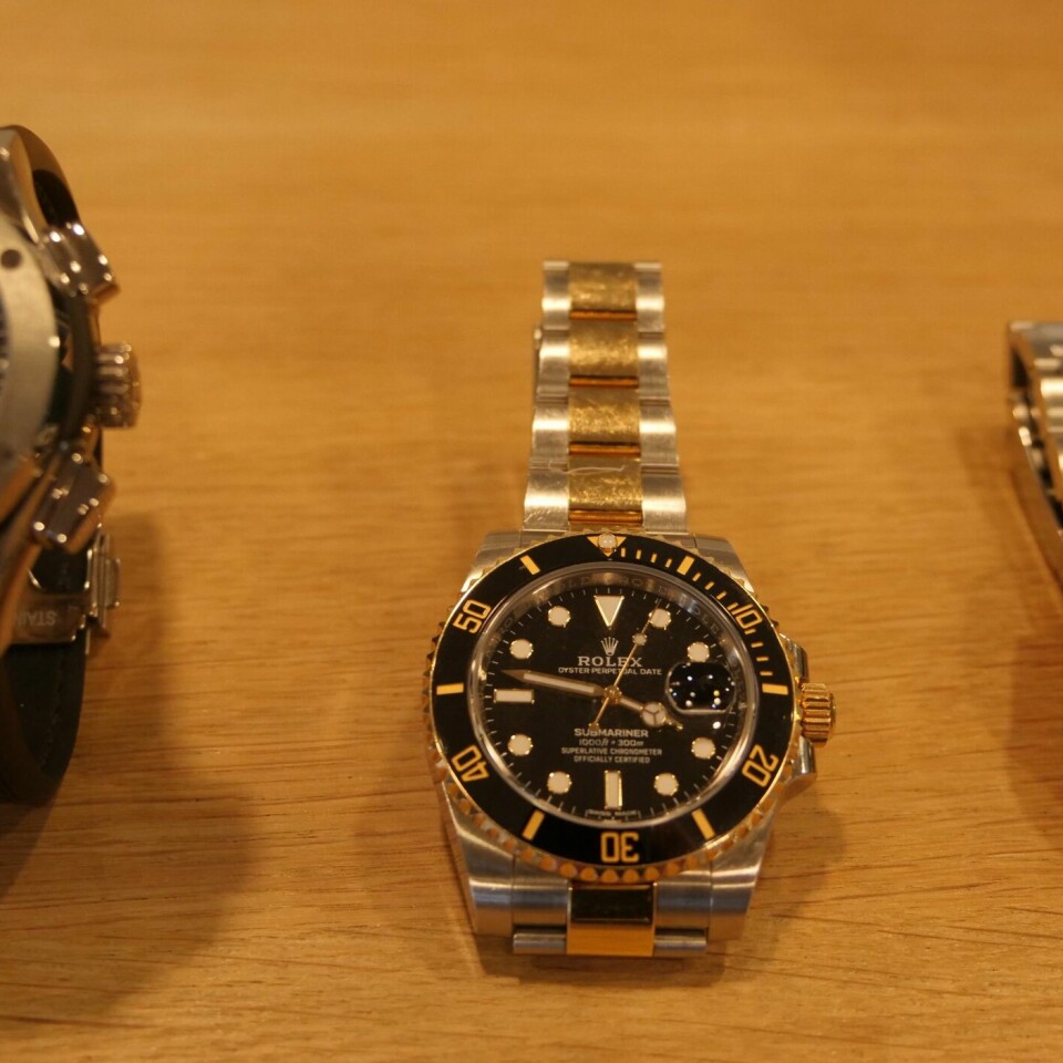 BESLAG: Politiet fant blant annet dyre klokker under en aksjon. Rolex-klokker er blant mange gjenstander politiet har gjort beslag av. Foto: Kripos / NTB