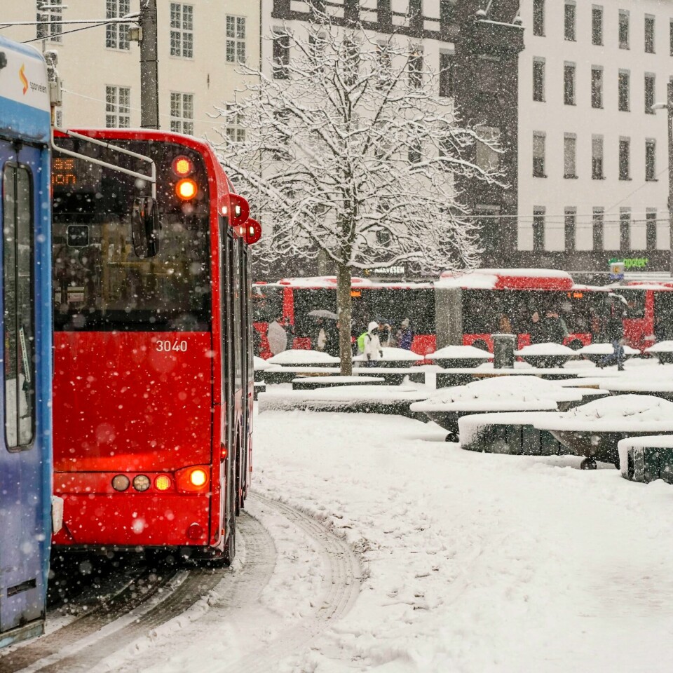 PROBLEMER: både trikken og bussen har hatt problemer i Oslo. Årsaken er masse snø. Store deler av busstrafikken i Oslo ble ved 16-tiden helt stanset på grunn av kraftig snøvær og vanskelige kjøreforhold. Foto: Ørn E. Borgen / NTB