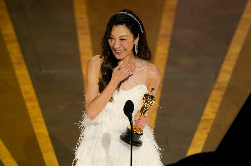 OSCAR: Michelle Yeoh ble belønnet med prisen for beste kvinnelige skuespiller for rollen i «Everything Everywhere All at Once». Bildet viser Michelle Yeoh som tar imot pris. Hun ble belønnet med prisen for beste kvinnelige skuespiller for rollen i «Everything Everywhere All at Once».