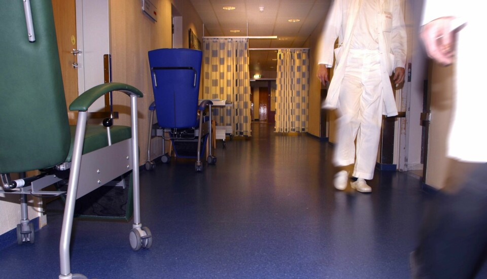 HELSE: Fastlegene er lei av å jobbe for mye. Lange dager og stress fører til at færre ønsker å bli fastlege. Illustrasjonsfoto. Sykepleier og leger er yrkesgrupper som ofte må jobbe skiftarbeid og natt. – Vi må finne ut hvordan vi tilrettelegger arbeidet slik at nattarbeidet redusere risikoen for at hjernen påvirkes negativt, mener forsker bak svensk studie om våkenetter. Illustrasjonsfoto: NTB