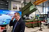 Det norske luftvernsystemet NASAMS utviklet av Kongsberg Defence & Aerospace er etterspurt for tiden, men Norge tapte den siste femårsperioden markedsandeler som våpeneksportør. Bildet viser forsvarsminister Bjørn Arild Gram (Sp) på besøk på Kongsberg.