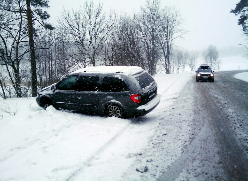 TRAFIKK: Krevende kjøreforhold har skapt utfordringer for bilistene i januar og februar. Bildet viser en bil i grøfta. Krevende kjøreforhold har skapt utfordringer for bilistene i januar og februar.