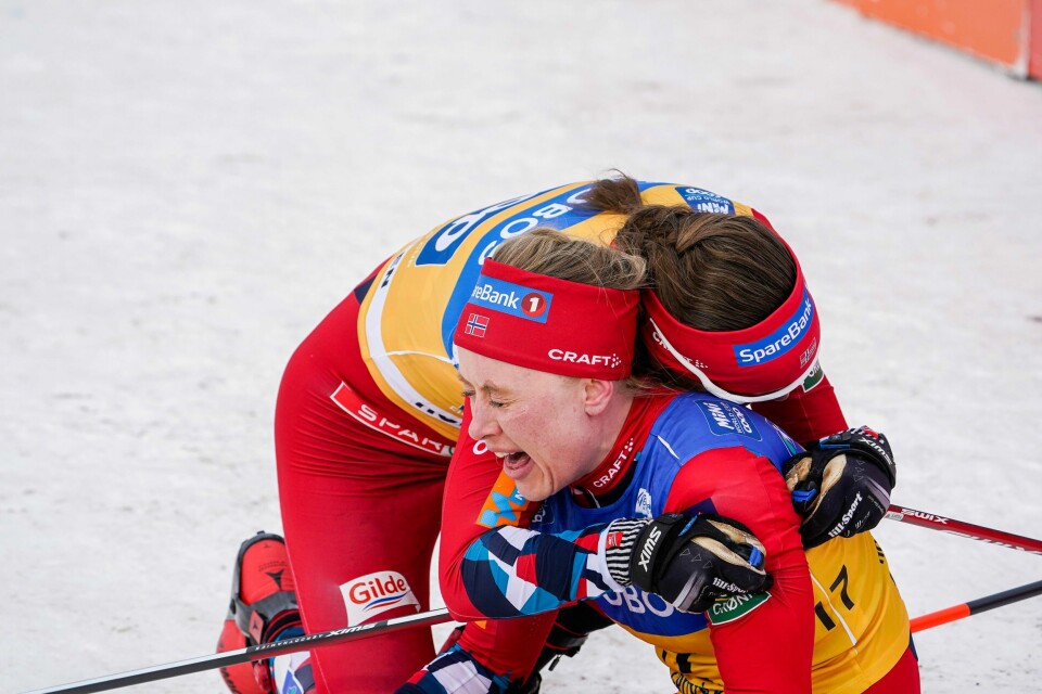SKI: Ragnhild Gløersen Haga vant femmila for kvinner søndag. Det er første gang kvinnene går femmila. Ragnhild Gløersen Haga vant den historiske femmila i Holmenkollen søndag. Her får hun en gratulasjonsklem av Tiril Udnes Weng.Foto: Terje Bendiksby / NTB
