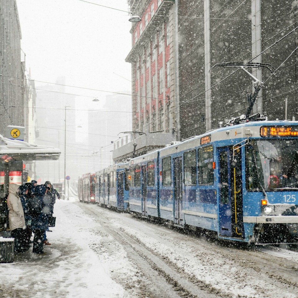 MANDAG: Snøværet kom tidligere i uka. Dette bildet er tatt i Oslo mandag. Været skapte trøbbel for kollektiv-trafikken. Bildet viser snø i Oslo sentrum.