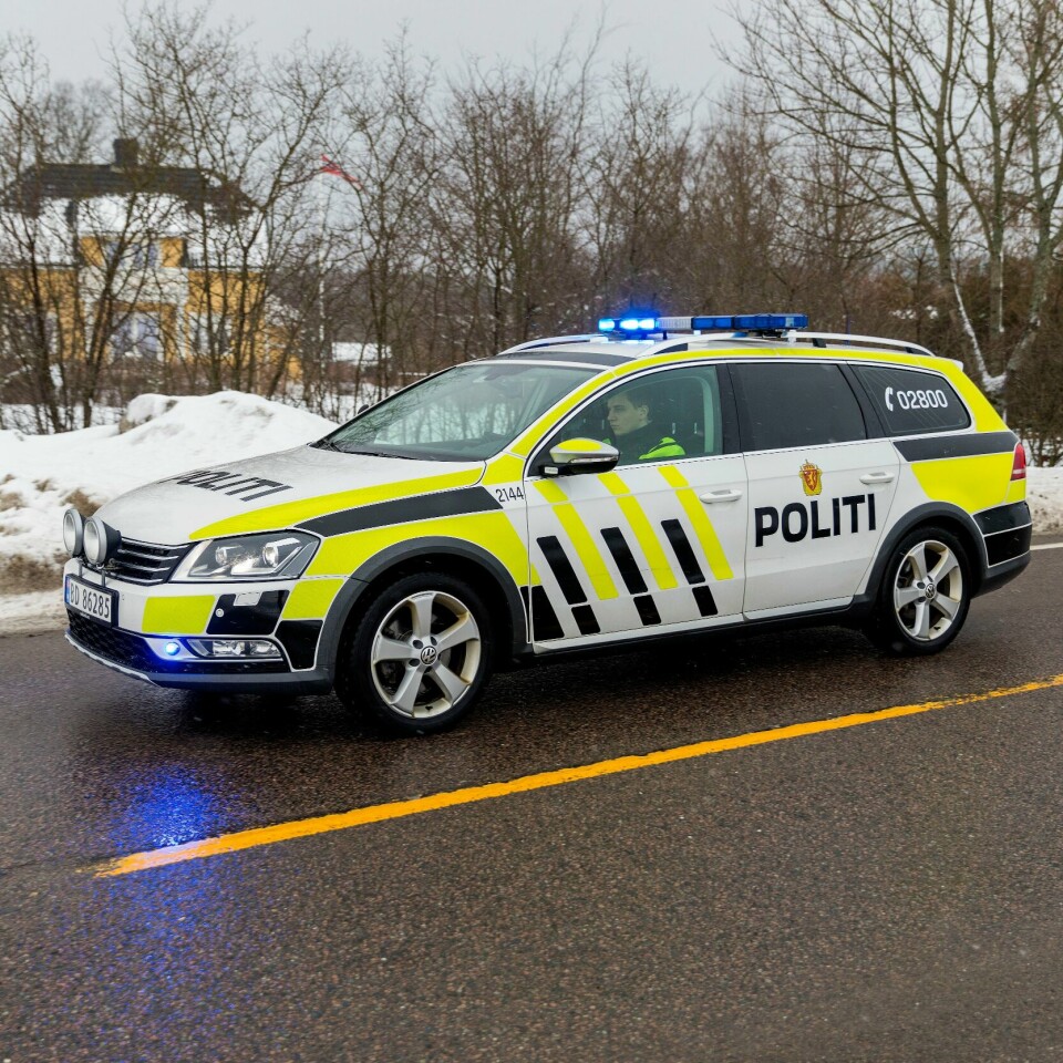 ETTERFORSKER: Politiet ber gjernings-personen melde seg etter alvorlig vold. Illustrasjons-foto. Bildet viser en politibil.