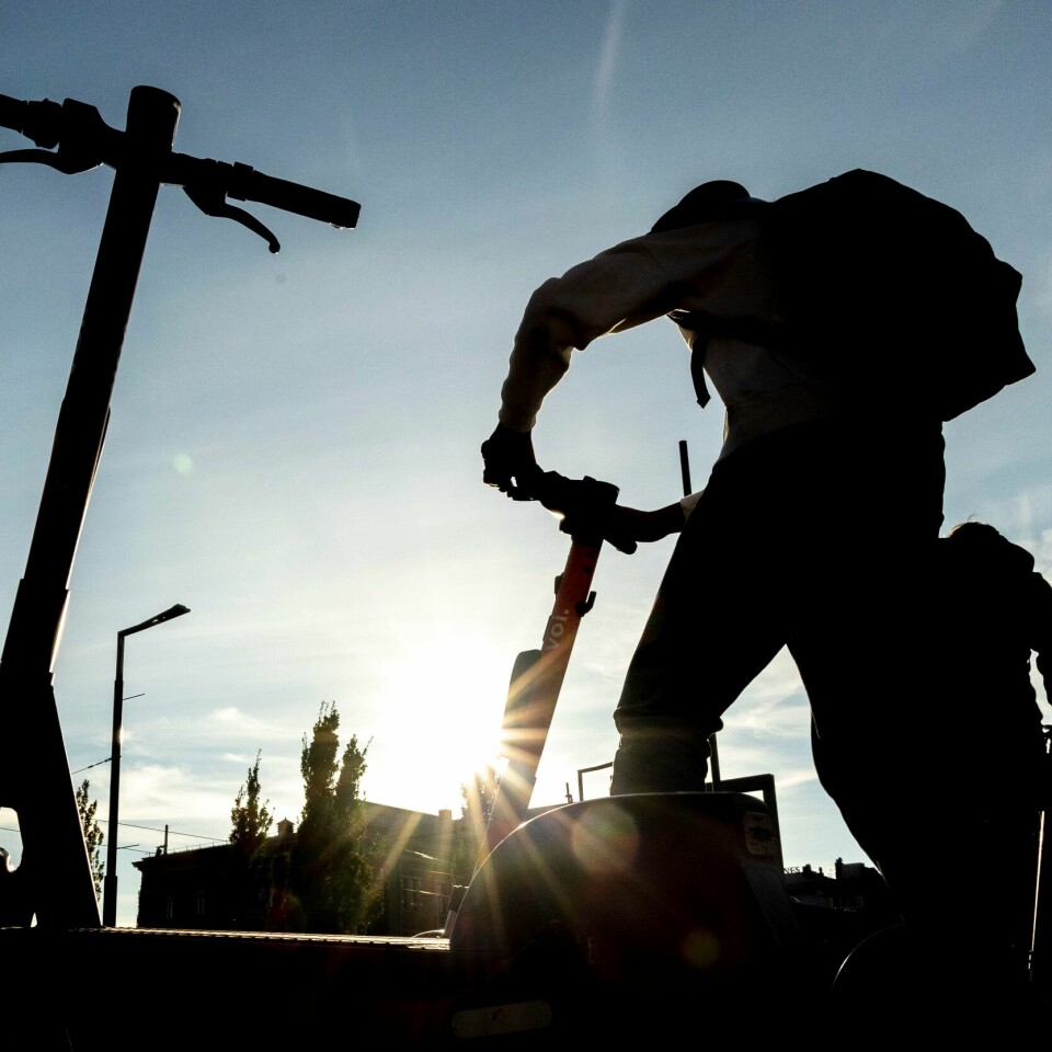 SIKRERE? Færre skader seg nå på elsparkesykkel. Statens vegvesen vil ha med seg barne- og familiedepartementet, Forbrukertilsynet og Markedsrådet for å se på dagens regler. Foto: Beate Oma Dahle / NTB