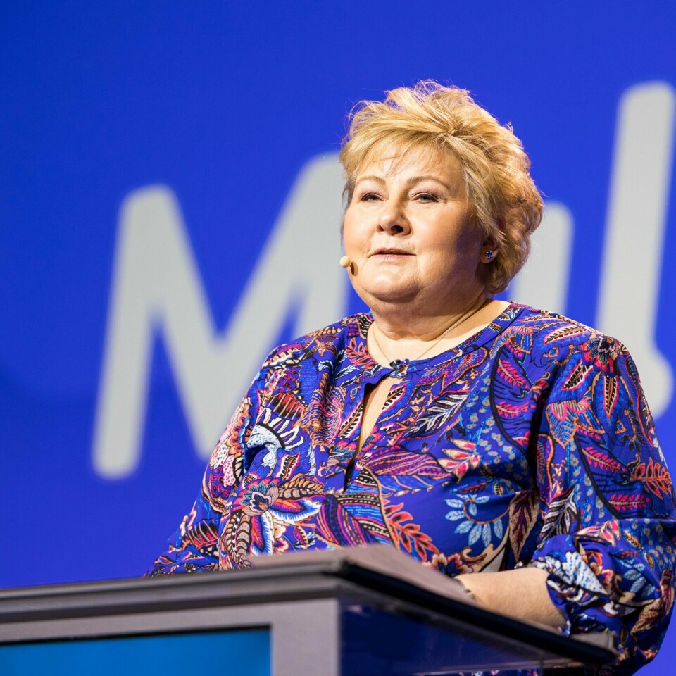 POLITIKK: En stadig større andel velgere sier de støtter partiet Høyre. De får dobbelt så mye støtte fra velgere som Arbeiderpartiet i ny måling. Foto: Alf Simensen / NTB Bildet viser Erna Solberg på talerstolen. Høyre er dobbelt så stort som Arbeiderpartiet i ny måling. Foto: Alf Simensen / NTB