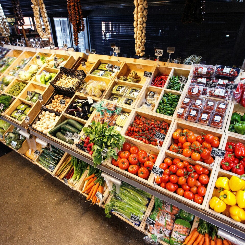 FRUKT OG GRØNT: Nordmenn spiste mindre frukt i 2022 enn tidligere år. Bildet viser en hylle med frukt og grønnsaker. Nordmenn spiste mindre frukt i 2022 enn tidligere år.
