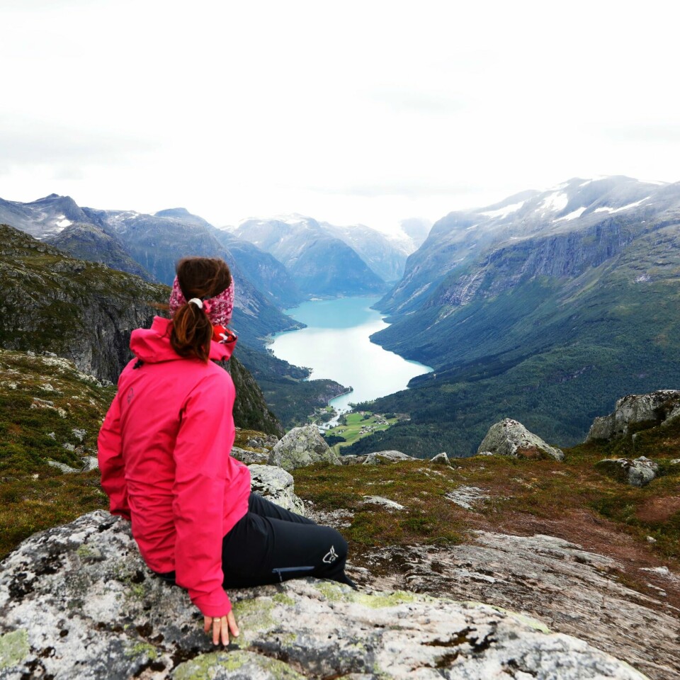 TIL FJELLS: Lørdag er det Earth Hour. Du oppfordres til å gjøre noe fint for naturen i en times tid. Kan en fjelltur friste, selv om den kanskje krever noe mer tid? Bildet er tatt i Loen i Sogn og Fjordane. Bildet viser en dame som ser utover Loen.