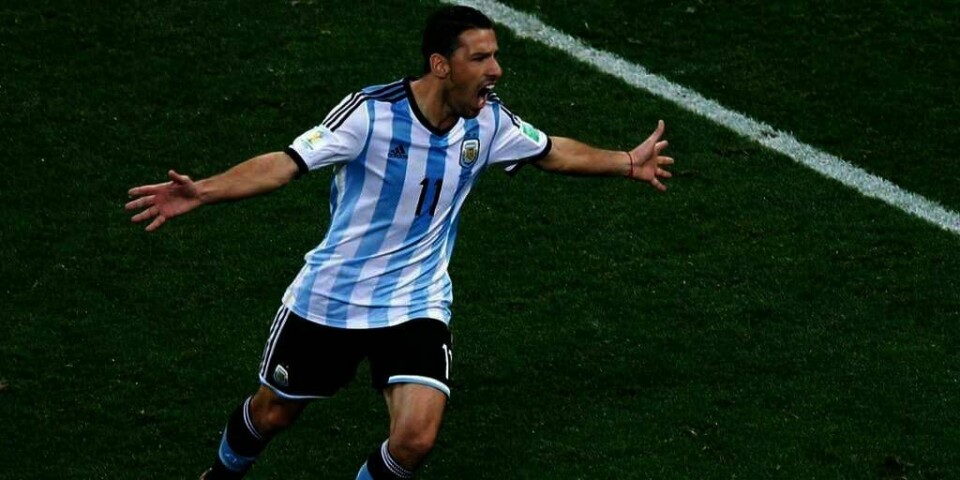 DRAKT: Maxi Rodriguez spiller på Argentinas landslag i fotball. De vant sølv i VM. Nå sender han og resten av laget en fotballdrakt til pave Frans.