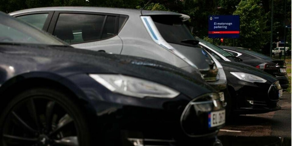 MILJØVENNLIG: Stadig flere kjøper elbil. Mange velger slike biler fordi de sparer penger på det. Her står elbilene Tesla Model S og Nissan Leaf parkert.
