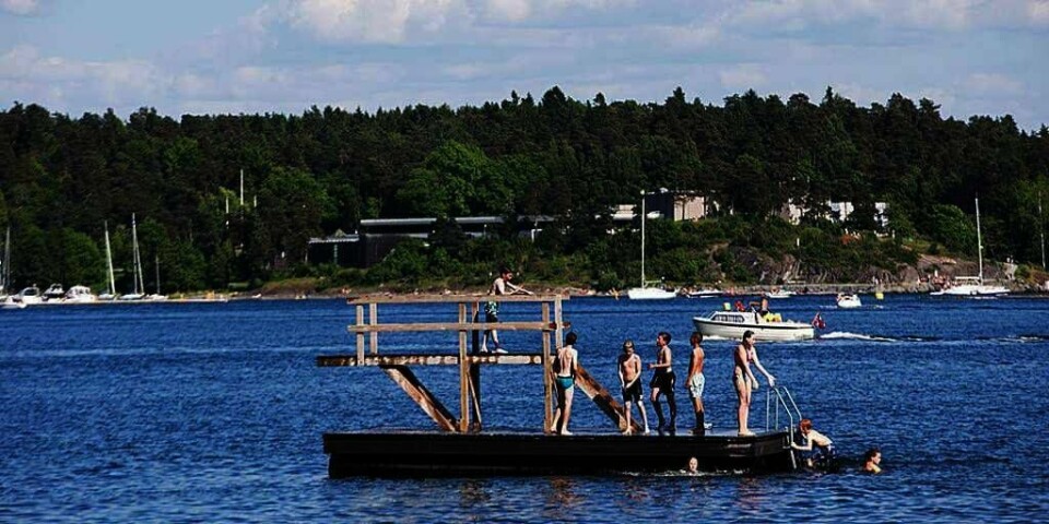 RISIKO: Stuping fra båt, ukjente brygger og nes kan være farlig. Slike ulykker kan gi alvorlige nakke- og hodeskader.