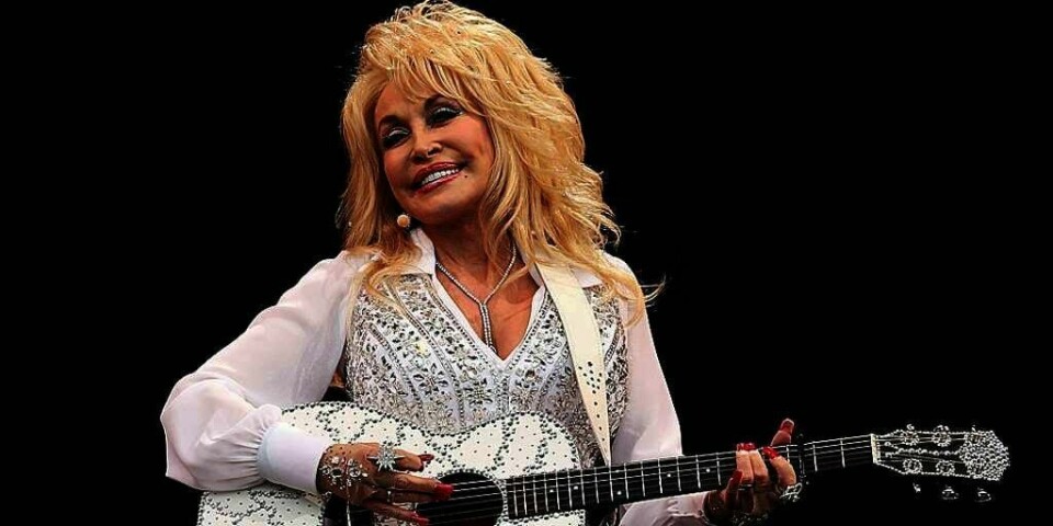 SNILL: Dolly Parton vil ta med seg en hjemløs hund til USA. Den ble funnet under en festival hun spilte på i Storbritannia. Onsdag 9. juli er det Norge som får besøk av Parton.