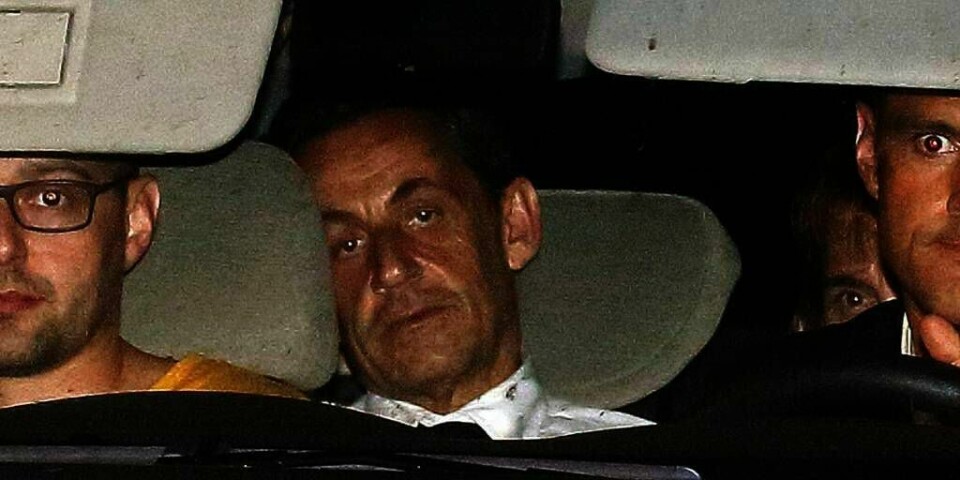 SIKTET: Tidligere president Nicolas Sarkozy ble kjørt til avhør med politi tirsdag kveld. Han er siktet for å ha forsøkt å betale penger ulovlig.