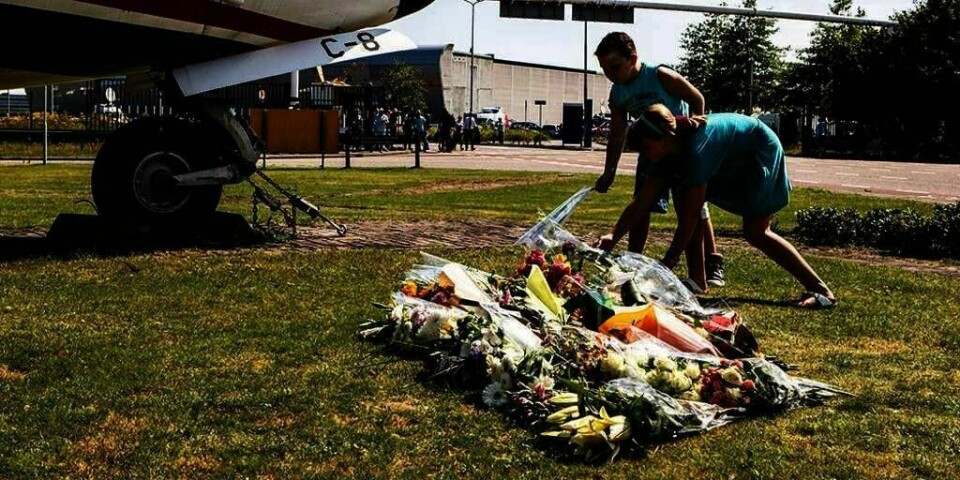SORG: Nederland sørger over alle som døde i flystyrten i forrige uke. Barn legger ned blomster i Eindhoven. Kistene med døde kommer til Nederland onsdag ettermiddag.