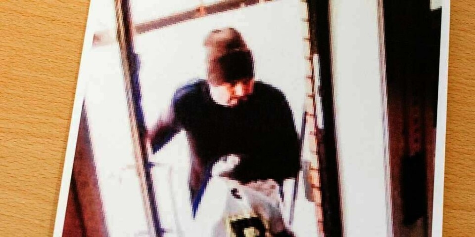 RANER:  Dette er et bilde fra bankens overvåkings-kamera. Det viser raneren. Bildet ble delt ut etter politiets pressekonferanse torsdag.