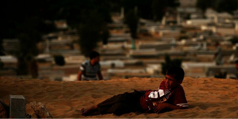 226 palestinske barn er drept siden 8. juli i krigen på Gazastripen. Her sørger en palestinsk gutt ved graven til en slektning som leger sier døde i krigen.