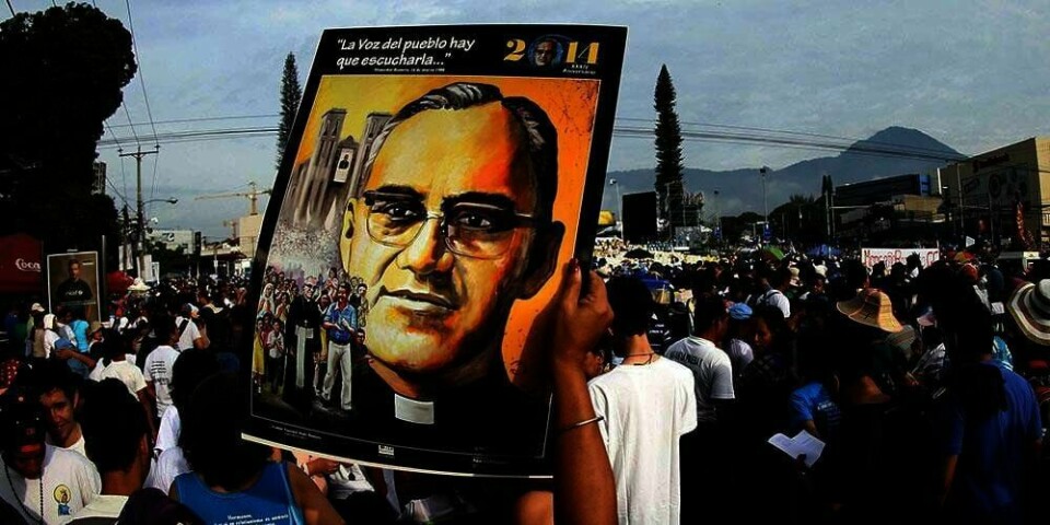 HELGEN: Erkebiskop Oscar Romero var en store helten for fattige i Mellom-Amerika. Han ba soldater om ikke å angripe folk og rydde opp i sosial urett. Men i 1980 ble Romero skutt og drept. Nå blir han trolig helgen i den katolske kirke.