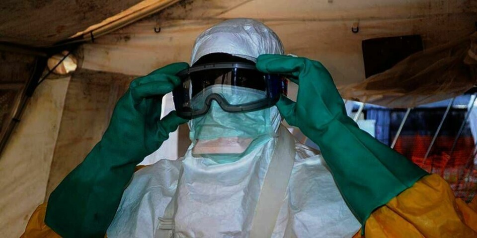 BESKYTTES: Helsearbeidere i Vest-Afrika må beskytte seg mot viruset ebola. Tirsdag ble det kjent at Liberia får teste ut en ny medisin som ennå ikke er godkjent.
