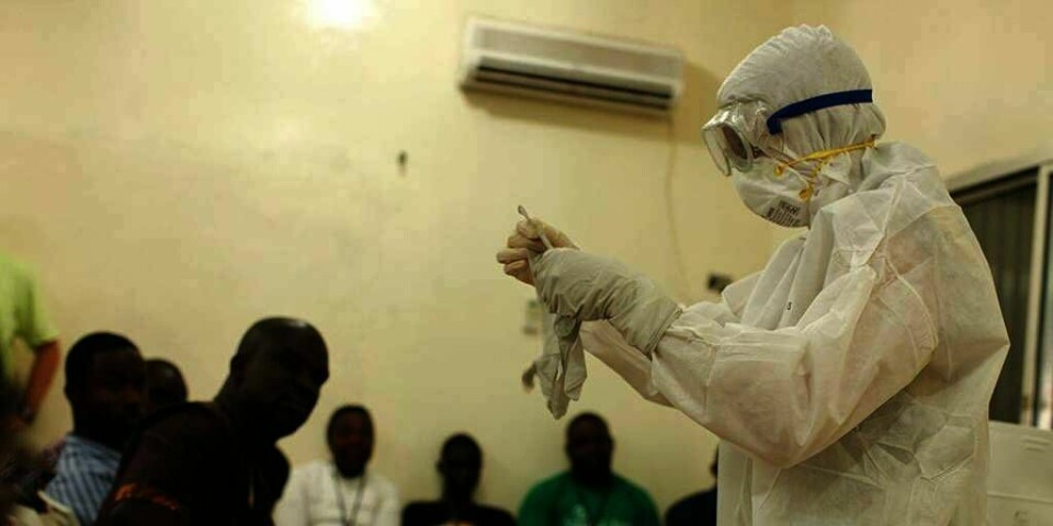 BESKYTTER: En lege viser ansatte i helsevesenet i Liberia hvordan de kan beskytte seg mot ebola. Over 700 mennesker er døde av viruset ebola.