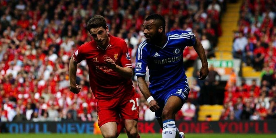 USIKKER: Liverpool gjør det nok ikke like bra i år som i fjor. Det tror fotball-ekspert Esten O. Sæther. Her kjemper Joe Allen fra Liverpool (til venstre) mot Ashley Cole fra Chelsea under en kamp i vår.