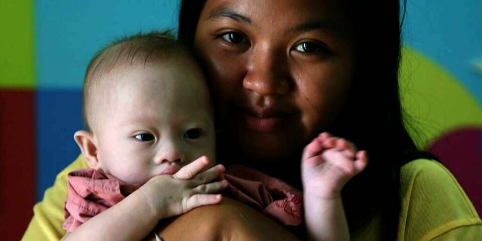 SURROGATI: 21 år gamle Pattaramon Chanbua skulle føde barn for at et australsk par skulle bli foreldre. Men da lille Gammy viste seg å ha Downs syndrom, forlot de ham. De dro til tilbake med den friske tvilling-søsteren hans.