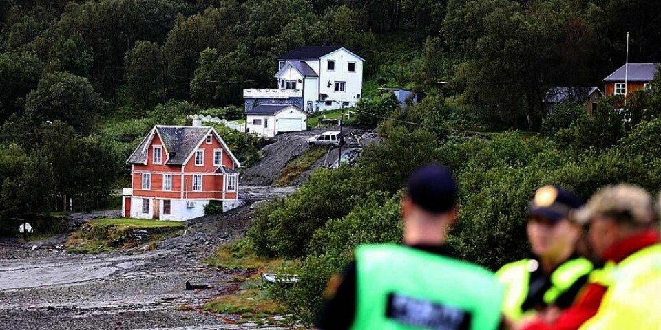 RAS: Et jordras har gått mellom to hus i Kjosen i Troms. Flere jordras gikk torsdag ulike steder i Lyngen i Troms.