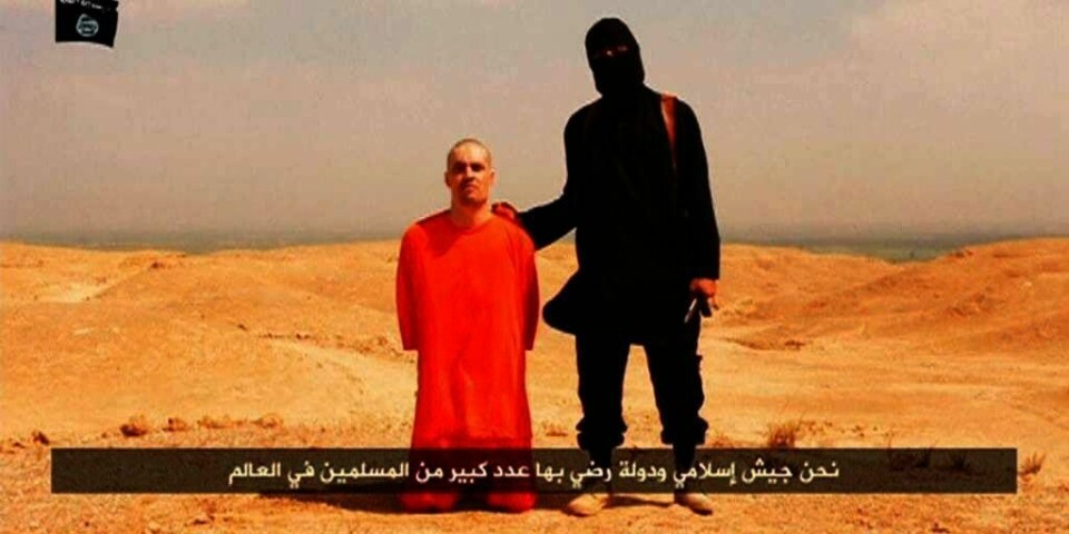 DØD:Dette er et stillbilde av videoen som Den islamske staten la ut tirsdag. Bildet er trolig av den amerikanske journalisten James Foley som blir halshogd i videoen.