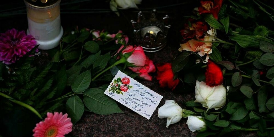 MINNESTUND:  Folk sørger over drapet på Lisa Holm. Hun ble funnet fredag. To menn er mistenkt for å ha drept henne.