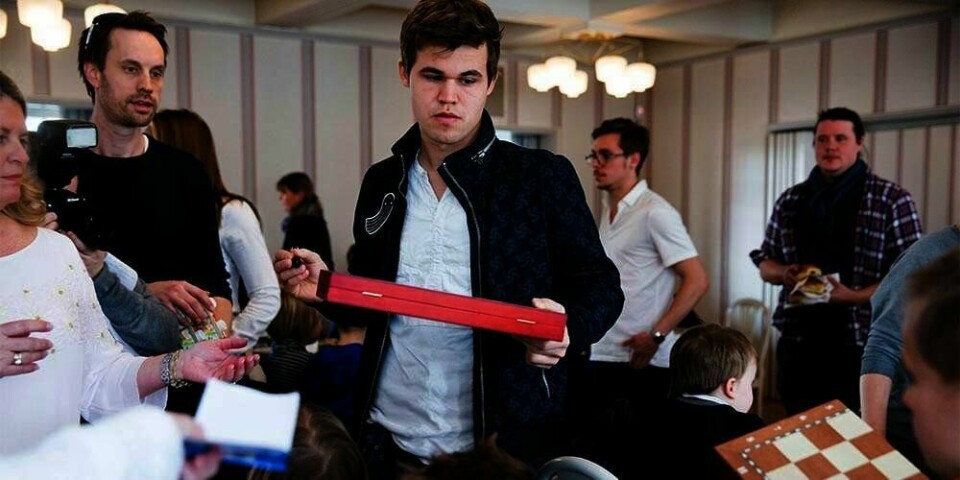 CARLSEN: Verdensmester i sjakk Magnus Carlsen er klar. Nå vil han vinne Norway Chess. Han er godt vant med mye oppmerksomhet. Her besøker han skolebarn i Bærum i Akershus.