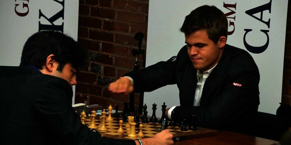 NEI: Sjakkstjernen Magnus Carlsen ønsker å bli verdensmester i en annen by enn Sotsji i Russland. Nå får han ny frist for å skrive under kontrakt. Her spiller han mot Hikaru Nakamura i en turnering i USA.