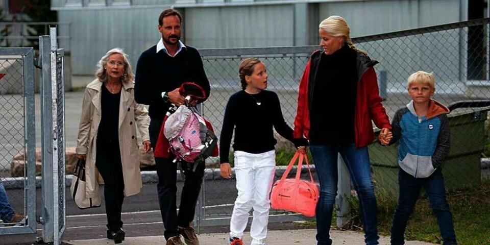 SKOLESTART: Prinsesse Ingrid Alexandra begynner på Oslo International School på Bekkestua tirsdag morgen. Her er hun på vei til skolen i følge med familien.