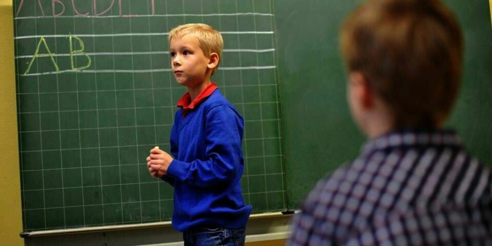 KRITIKK: Regjeringen er ganske flinke med opplegget i den norske skolen. Men de gjør alt for dårlig jobb ellers for de svakeste barna i samfunnet, mener Redd Barna.