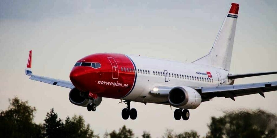 SAKSØKT:Stian Uthus ble nektet å fly med Norwegian. Uthus har Downs syndrom. Nå saksøker Uthus flyselskapet. Dette Norwegian-flyet er i ferd med å lande på Gardermoen flyplass.
