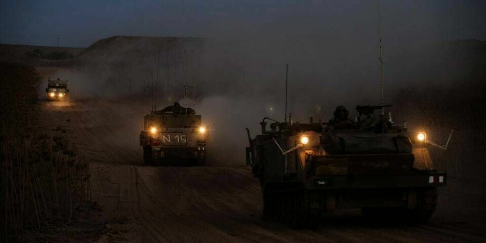 DREPT:Tre militære ledere av organisasjonen Hamas ble drept natt til torsdag av israelske angrep. Her er israelske soldater i tanks ved grensen til Gaza.