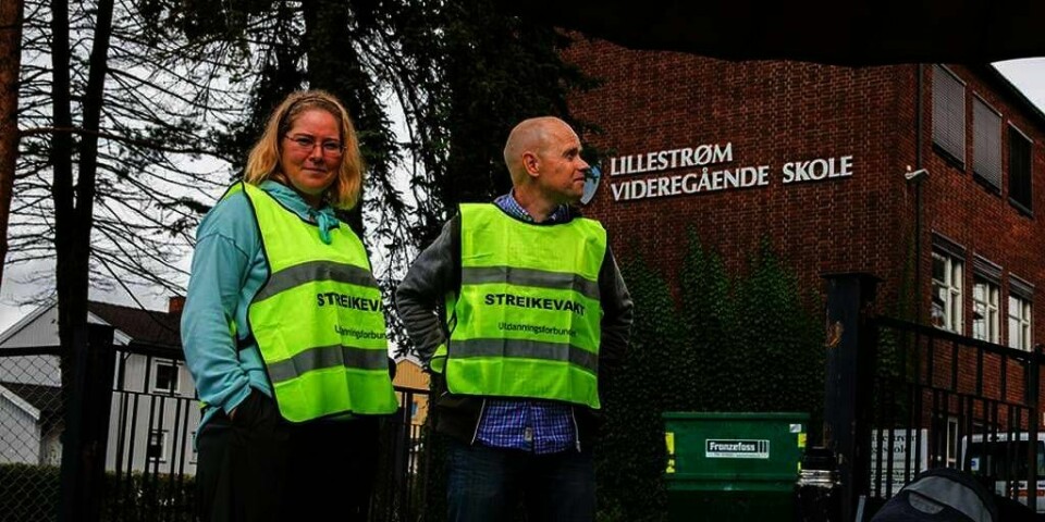 STREIKEVAKTER: Lærere på Lillestrøm videregående skole i Akershus holder vakt. De streiker mot å møtte jobbe 7,5 time fast på skolen hver dag. Torsdag gikk 2.200 lærere til ut i streik.