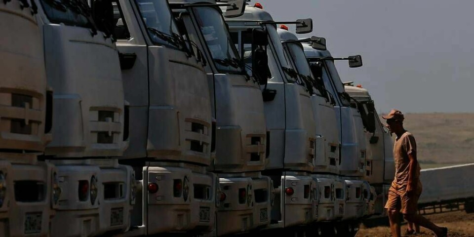 VENTER: Lastebiler med mat og annen nødhjelp står på den russiske sida av grensa mot Ukraina. Samtidig kjører russiske panservogner inn i Ukraina lenger øst i all hemmelighet.