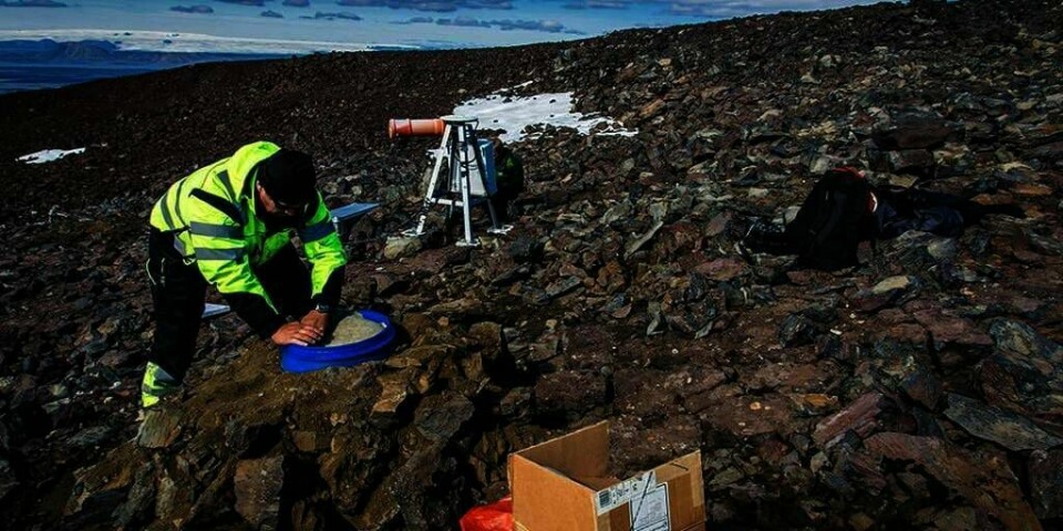 SJEKKER: Geologer sjekker utstyr som måler aktiviteten på vulkanen Bardarbunga på Island. Det var et kraftig jordskjelv dypt nede i bakken tirsdag.