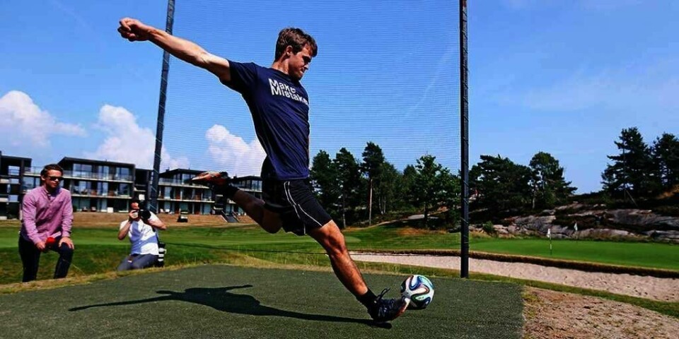 FOTBALL: Sjakkspiller Magnus Carlsen kan ikke bare trene hodet. Han må også være i god fysisk form til 7. november. Da starter kampen om tittelen som verdensmester i sjakk.