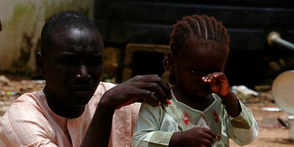 FLYKTER: Opprørs-gruppa Boko Haram angrep byen Bama nordøst i Nigeria mandag. Mange tusen har flyktet. Denne jenta og faren hennes flyktet fra en annen by som Boko Haram angrep.