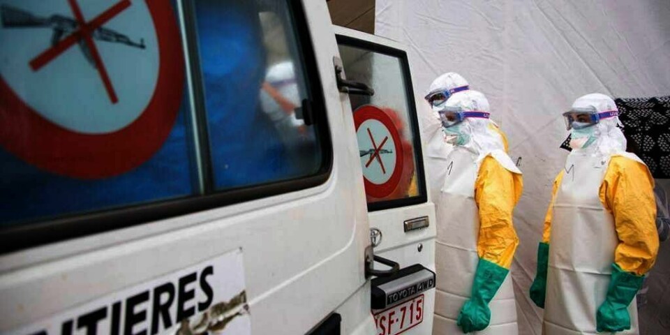 TESTER:En vaksine mot ebola skal testes på mennesker. Minst 1.400 mennesker har dødd av viruset. Her trener helsefolk på å jobbe med ebola. Bildet er fra Brussel i Belgia.