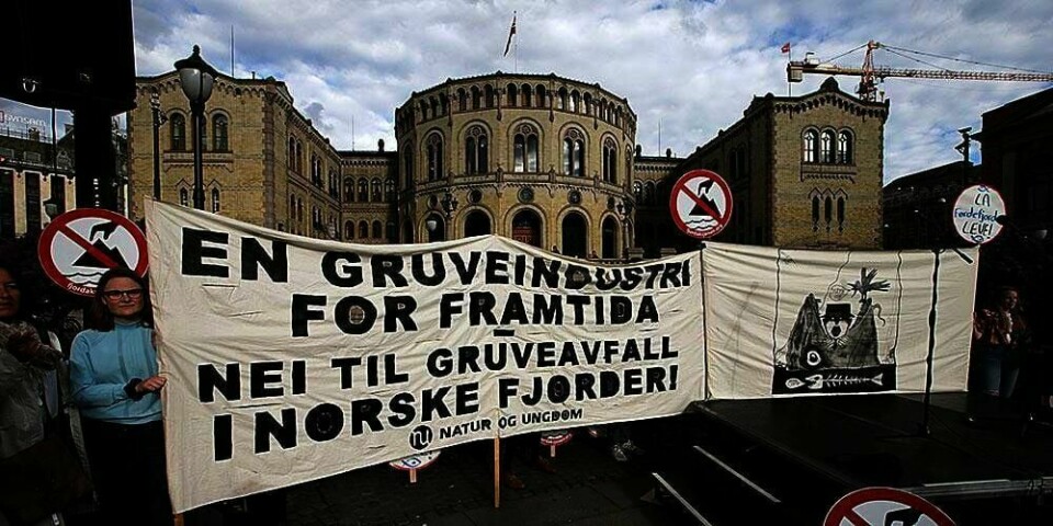 DEMONSTRERTE: Organisasjonen Natur og Ungdom var blant dem som demonstrerte foran Stortinget tirsdag. De vil ha regjeringen til å ombestemme seg om dumping av avfall i Førdefjorden.