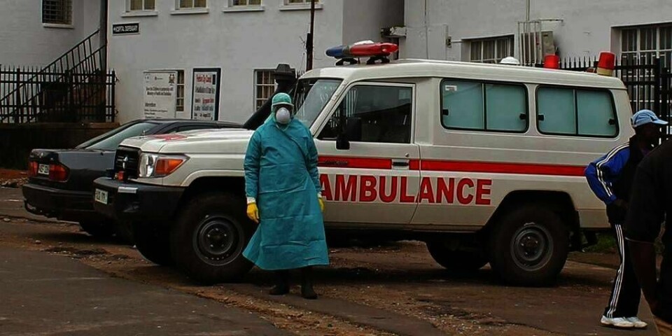 HJEMME: Folk i Sierra Leone får ikke lov til å forlate huset sitt i tre dager. Men eksperter tror viruset ebola bare kan spre seg enda raskere.