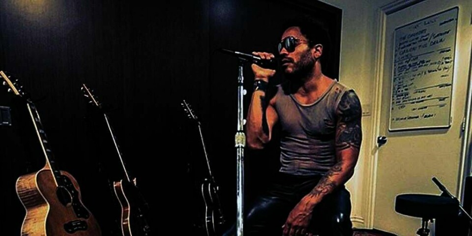 ALENE: Lenny Kravitz spilte mye alene på natten mens han jobbet med sin siste plate. Bildet la han ut på sin Instagram-konto. Albumet «Strut» kommer denne uka.